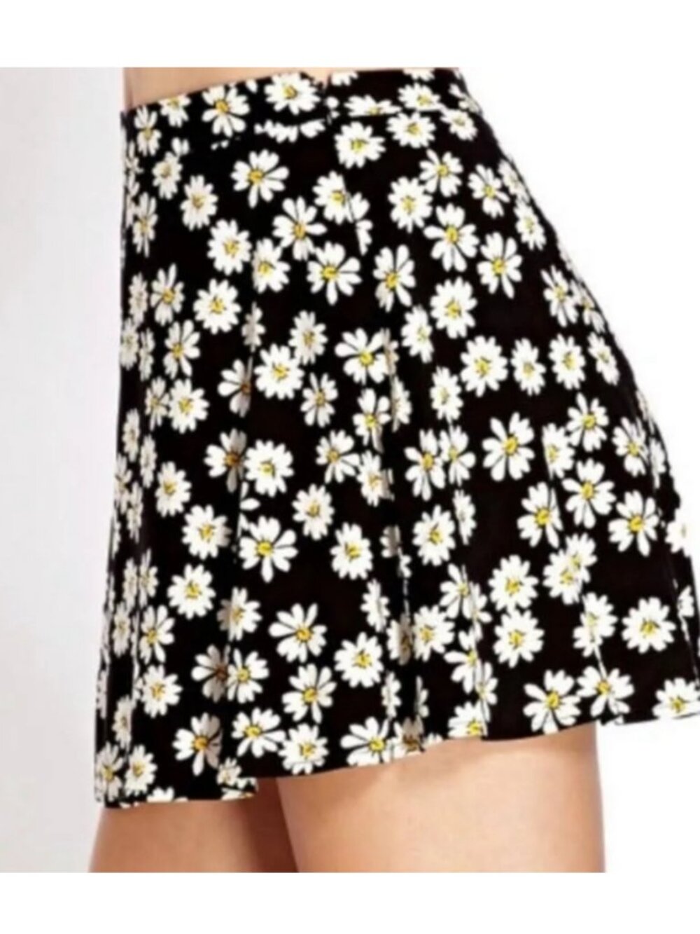 Forever 21 Black W White and Yellow Daisies  Mini Skirt Sz. US 30